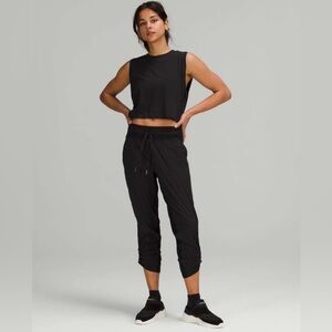 Lululemon Dance Studio Mid-Rise Crop 25" in Black. Size 6